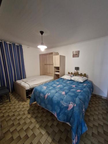 Les Sables VignierにあるAppartement les pieds dans l eauの青い掛け布団が敷かれたベッドのある寝室