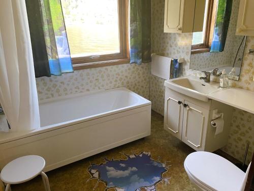 ein Badezimmer mit Badewanne und Waschbecken in der Unterkunft Der Fjordtraum in Balestrand direkt am Wasser in Balestrand