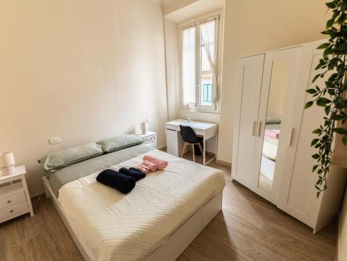 a bedroom with a bed and a desk in it at La casa di Gazi in Florence