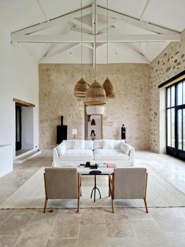 un salon avec un canapé blanc et des chaises dans l'établissement Domaine Du Tertre, à Saint-Romain-la-Virvée