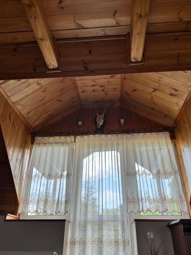 a room with a window with a window curtain at Agrogajówka in Gniewino