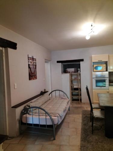 une chambre avec un lit dans une pièce avec une table dans l'établissement chez Maticouli, à Gaillac