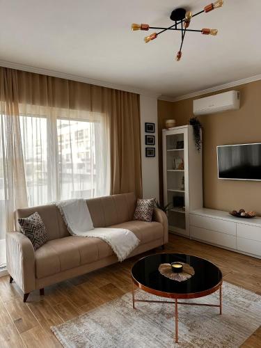 sala de estar con sofá y mesa de centro en Apartament ASB Oradea, en Oradea