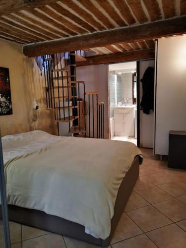 une chambre avec un grand lit dans une pièce dans l'établissement Antibes, à Antibes
