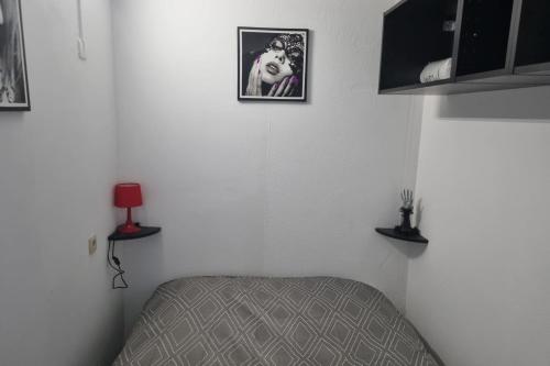 Cette chambre dispose d'un lit et d'une photo murale. dans l'établissement Naturiste Cap d'Agde Port Nature 874, au Cap d'Agde