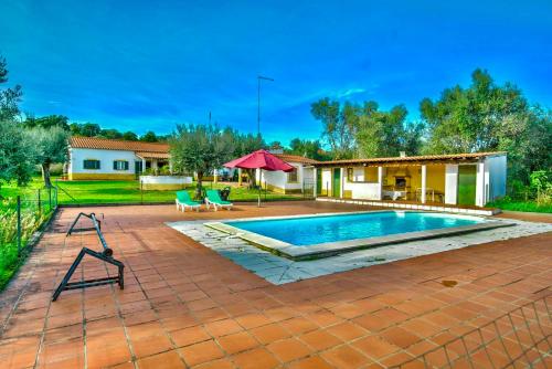 蒙塔爾吉爾的住宿－Quinta da Boavista，庭院中带游泳池的房子