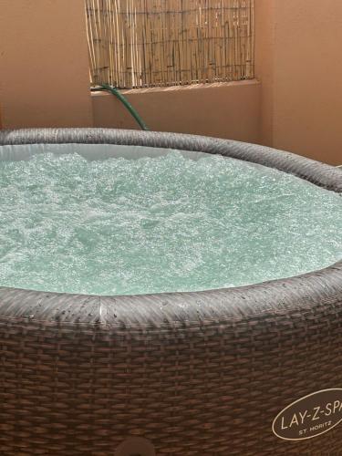 a hot tub with water in a wicker basket at Casa Rural con encanto Señorio Manchego ALBACETE in Yeste