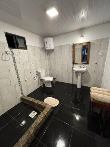 a bathroom with a sink and a toilet and a sink at Casa de campo in Carmelo
