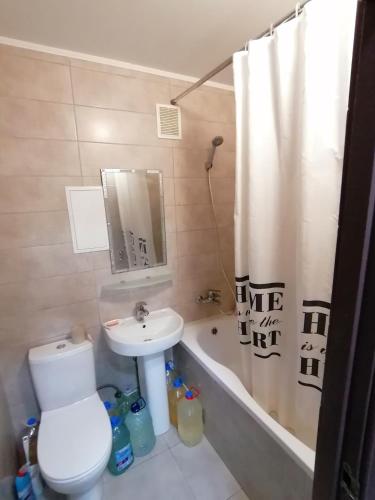 尼古拉耶夫Квартира的带马桶、水槽和浴缸的浴室