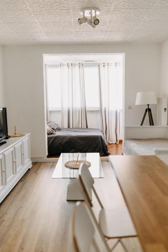 un salon avec un lit et une fenêtre dans l'établissement Rêve de vacances Studio proche de la plage, à Martigues