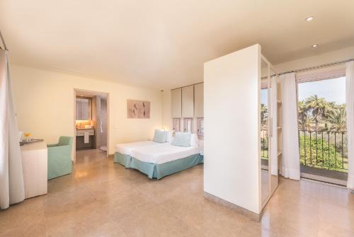 a bedroom with a bed and a balcony at Hotel Sa Franquesa Nova in Vilafranca de Bonany