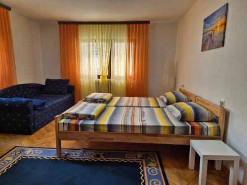 ein kleines Schlafzimmer mit einem Bett und einem Stuhl in der Unterkunft City Center in Visoko