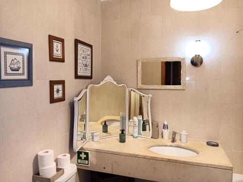 bagno con lavandino e specchio di Oporto Central Flat a Porto