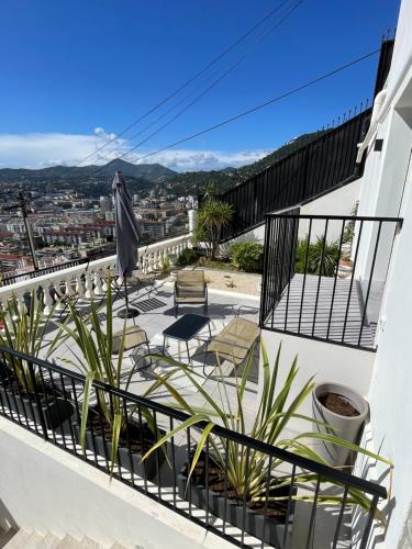 d'un balcon avec des chaises et des plantes dans un bâtiment. dans l'établissement Fully equiped newly refurbished studio with an incredible view in Nice, à Nice