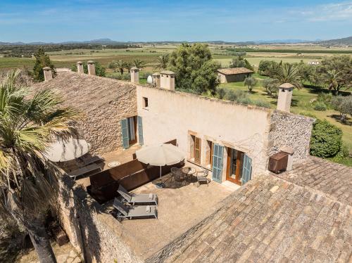 an aerial view of a house with an umbrella at Hotel Sa Franquesa Nova in Vilafranca de Bonany