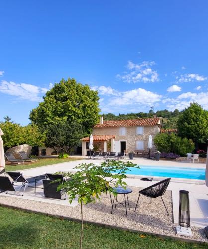 une vue extérieure d'une villa avec piscine dans l'établissement Le Cabanon de Marie, à Saignon