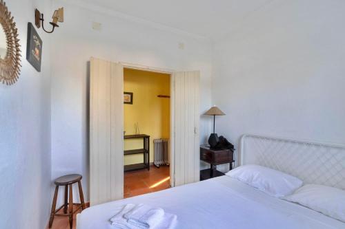 a bedroom with a bed and a table and a desk at Quinta da Boavista in Montargil
