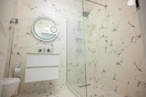 a bathroom with a glass shower and a toilet at Apartament Zig Zag in Mamaia Nord