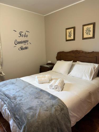 a bedroom with a bed with two towels on it at Casa Costa Laspaúles in Laspaúles