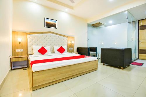 Schlafzimmer mit einem Bett, einem Schreibtisch und einem Stuhl in der Unterkunft Super OYO Collection O Hotel White Prime in Phagwara