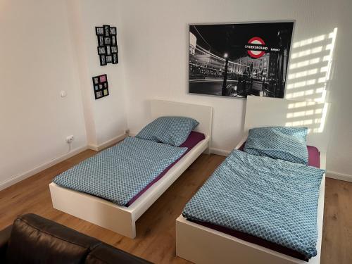 een slaapkamer met 2 bedden en een bank bij Wohnung in herzogenrath-strass für max 4 Gäste in Herzogenrath