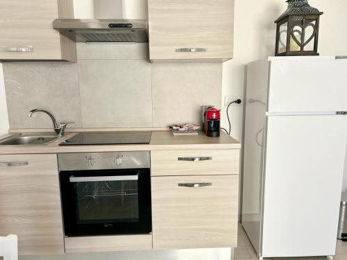 A kitchen or kitchenette at Appartamento incantevole con piscina