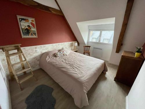 - une petite chambre avec un lit et une échelle dans l'établissement Appartement cosy centre ville, à Avranches