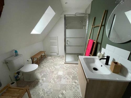 une salle de bain avec un lavabo et des toilettes dans l'établissement Appartement cosy centre ville, à Avranches