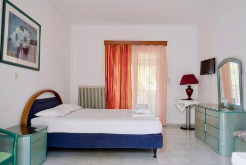 เตียงในห้องที่ Dennis House