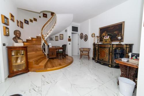 sala de estar con escalera y mesa en La Villa Del Senatore, en Gravina in Puglia