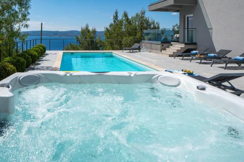 a large swimming pool with a pool at Villa Iponi in Mimice