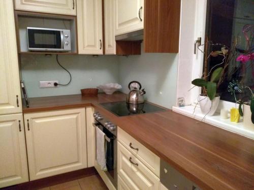 a kitchen with white cabinets and a tea kettle on the stove at Telfer Treasure: unkomplizierter Familienurlaub in Telfs