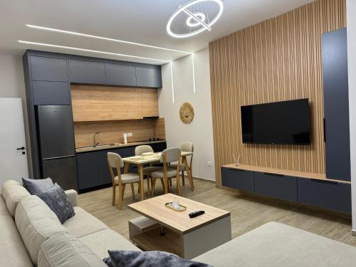 Una televisión o centro de entretenimiento en Isla's Luxurious Seaside Apartments