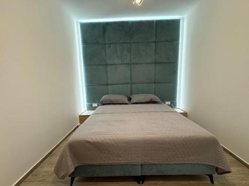 Cama o camas de una habitación en Isla's Luxurious Seaside Apartments
