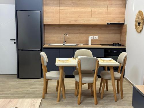 Una cocina o zona de cocina en Isla's Luxurious Seaside Apartments