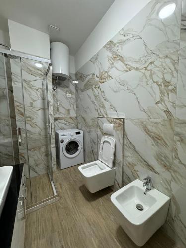 Un baño de Isla's Luxurious Seaside Apartments