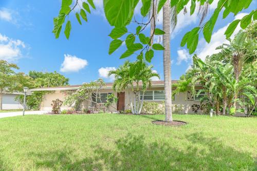 サラソタにあるClassic Tropical Florida Escape with Heated Poolの前にヤシの木がある家