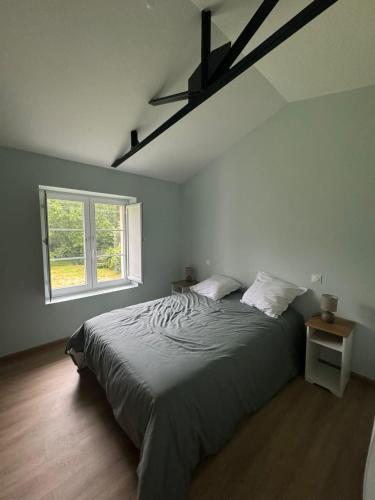 une chambre avec un lit et une fenêtre dans l'établissement Maison entre Terre et Mer, à Curzon