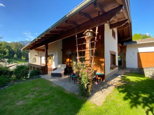 a house with a porch with at Ferienhaus Schaiter - Ganzes Haus mit Garten und gratis Parkplatz in Innsbruck