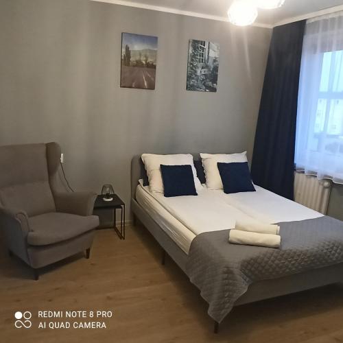 una camera con letto e sedia di Nad Drwęcą a Brodnica