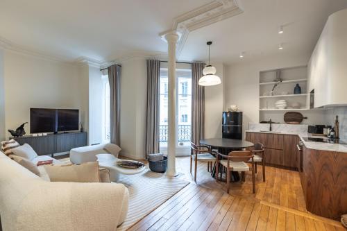 un salon avec un canapé et une table dans l'établissement Luxury appartment near Louvre -TopQuartier- near metro, à Paris