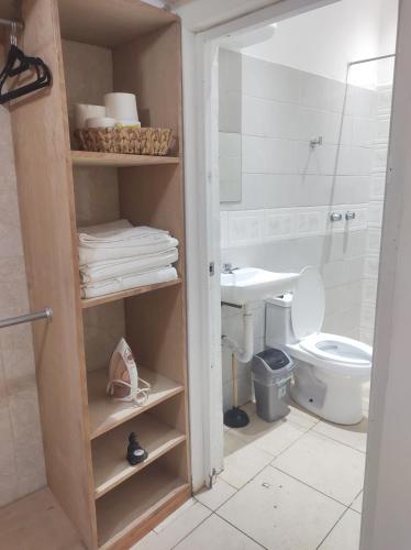 a bathroom with a toilet and a sink at Hospedaje con Jacqueline in Boca del Río