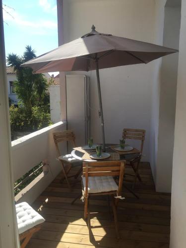 Photo de la galerie de l'établissement T2 RDC Cosy Terrasse Clim 5min à pied Ctre V Park gratuit public, à Perpignan