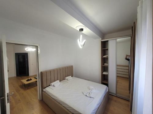 เตียงในห้องที่ JonisApartaments