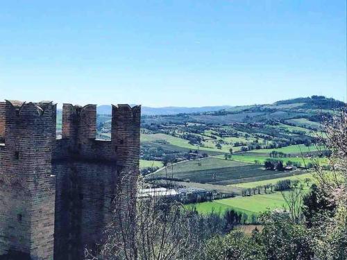 an old castle on a hill with a view at Appartamento bella vista dal castello al mare in Gradara