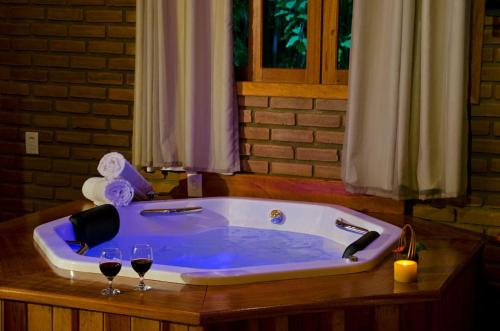 bañera con 2 copas de vino en Pousada Vista Bonita, en Visconde De Maua