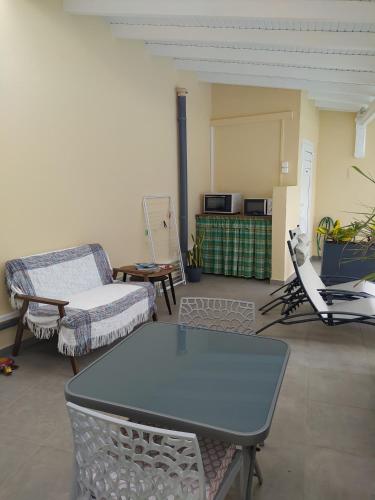 Un lugar para sentarse en Chambres d hôtes Villa Créoléna avec piscine à Anse Bertrand Guadeloupe