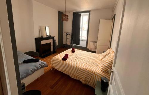 Cette petite chambre comprend un lit et un miroir. dans l'établissement Appartement de 2 chambres avec wifi a Limoges, à Limoges