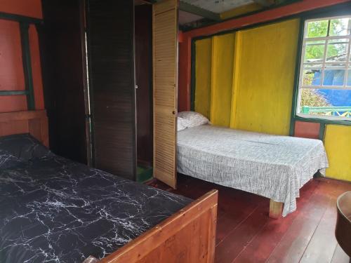 Кровать или кровати в номере Blue Mountain Wilderness Retreat Jamaica House