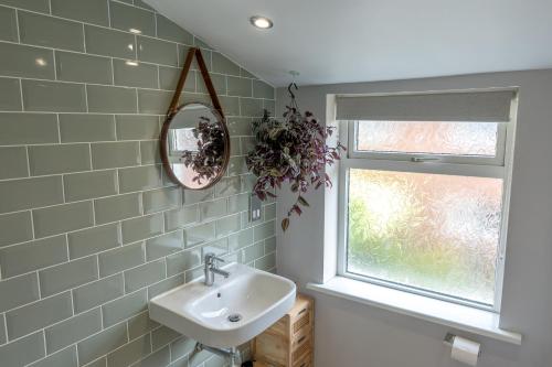 Koupelna v ubytování McEnroe Cottage - Heart of Town - Beach